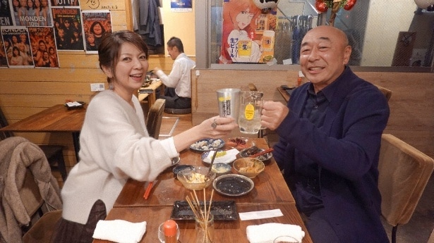 飯島直子「兄妹役とか楽しそうじゃないですか？」“眉あり”の姿に照れていた高橋克実と「愛の奇跡」合唱＜こんいち＞