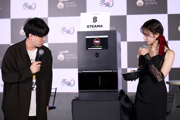 SUSURUと森香澄が興味深そうに「STEAMA」を見る