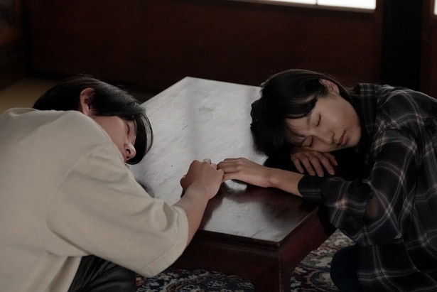 橋本将生“巧巳”「とにかく逃げないと!」恒松祐里“眞希”と2人で逃避行へ…一方、永瀬莉子“愛衣那”は取り調べを受ける<ひと夏の共犯者>