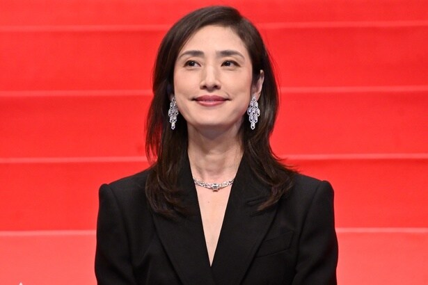 天海祐希、小日向文世に笑顔で敬礼ポーズするオフショットに「ほっこり」の声＜緊急取調室＞