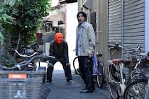 水上恒司“都成”が謎の覆面男『クルミ』を連れて逃げたシーンに「危機一髪」「あっぶな〜(笑)」の声＜シナントロープ＞