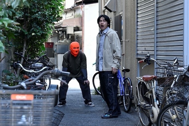 水上恒司“都成”が謎の覆面男『クルミ』を連れて逃げたシーンに「危機一髪」「あっぶな〜(笑)」の声＜シナントロープ＞