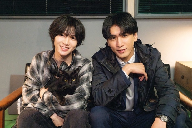 七五三掛龍也(左)&藤井流星(右)&黒猫“幸子”が仲良しショット