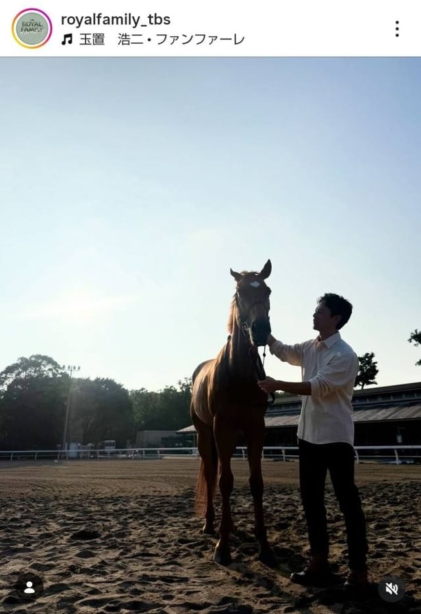 【写真】妻夫木聡、お馬さんをなでなでするほっこりショット