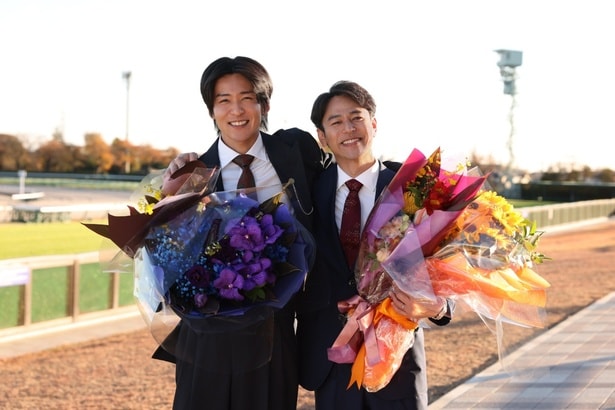 妻夫木聡&目黒蓮、肩を組みナミダ&笑顔のクランクアップ