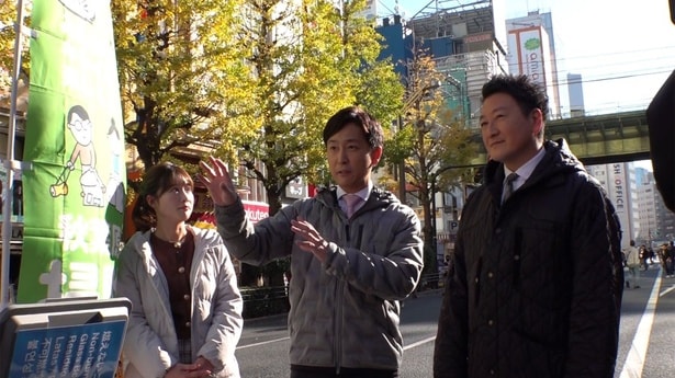 討論するだけでなく、秋葉原を実際に歩いてみる堀潤(写真右)