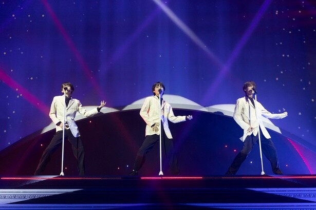 阿達、千井野、渡邉は少年隊の衣装を着用し「仮面舞踏会」を完コピ