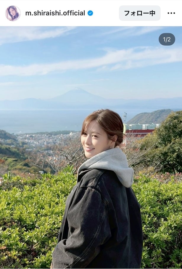 【写真】白石麻衣、フードコーデで振り向き笑顔