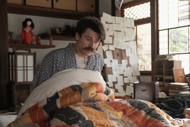 連日の金縛りに困惑するヘブン(トミー・バストウ)は初めてのお祓いを受けることに<ばけばけ>