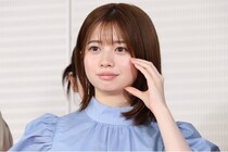 桜田ひよりが笑顔でピース　階段でのオフショットに「かわいすぎる」「続編期待してます」の声＜ESCAPE＞
