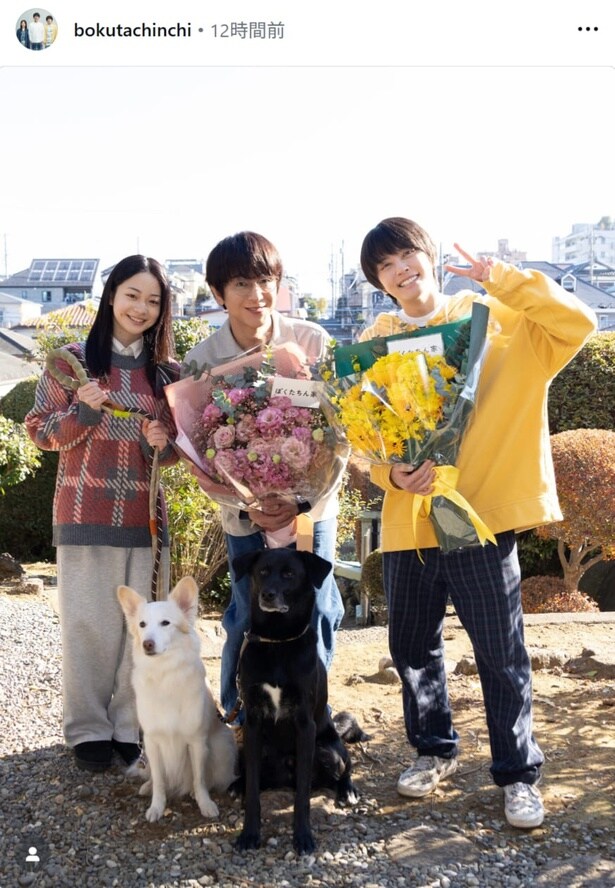 【写真】及川光博&手越祐也&白鳥玉季、クランクアップ時の花束を持つオフショットが素敵すぎる