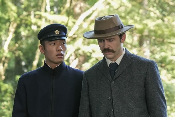 ヘブン(トミー・バストウ)は初めての怪談に感激し涙を流す<ばけばけ>