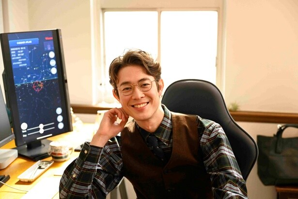 宮沢氷魚、クールな役柄とは反対の無邪気な笑顔<楓>