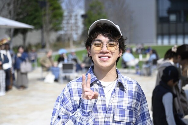 宮近海斗(Travis Japan)、照れながらもにこやかなピースサイン<楓>