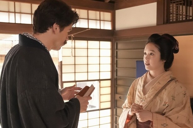 夜に怪談を話す約束をするトキ(高石あかり)とヘブン(トミー・バストウ)