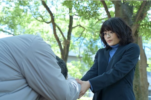 日向子(奥山葵)に深く頭を下げ、久保塚のことを頼む渡辺