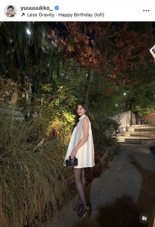 【写真】ノースリーブのミニドレス×黒タイツが上品で美しい新木優子