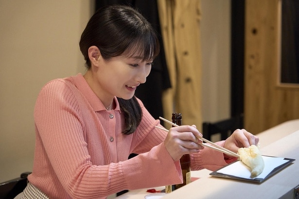 武田梨奈“ワカコ”「外から内からジューシーだ!」のれんに惹かれて入った店でひれ酒と天ぷらを堪能する<ワカコ酒 Season9 最終回>