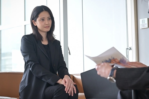 玲(山崎紘菜)は持参した資料を等々力(池田成志)に見せる