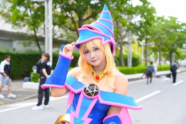 「遊☆戯☆王」愛あふれる“ブラック・マジシャン・ガール”コスプレ「衣装だけでなく表情やしぐさにもこだわり」<TGS2025>