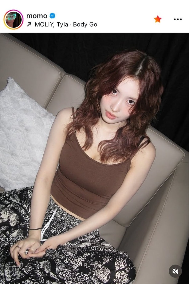【写真】TWICE・モモ、キャミソール1枚のラフな格好で美デコルテと二の腕あらわのフォト