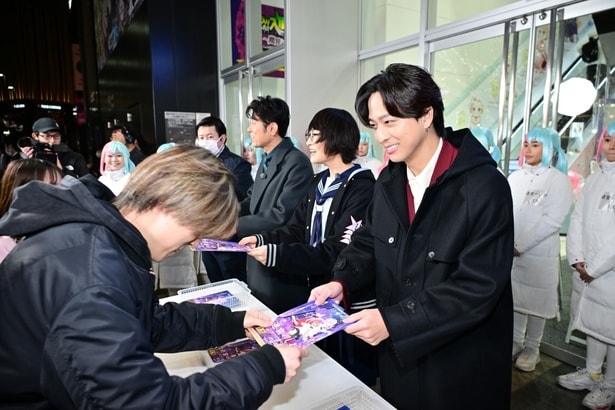 突如池袋に現れたSUZUKA、原田泰造、寺西拓人
