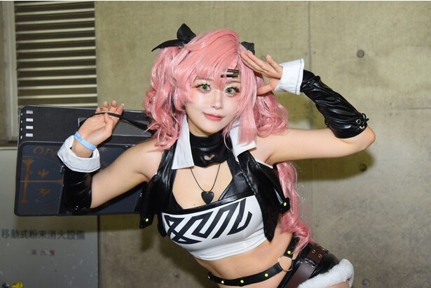 タイトな衣装を着こなす「ゼンゼロ」コスプレイヤー「試行錯誤しながら作ったウイッグと鞄を見てください」<TGS2025>