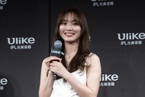 内田理央、「チェンソーマン」“マキマ”のTシャツで美脚あらわな“私服”姿に「似合います」「美脚」の声