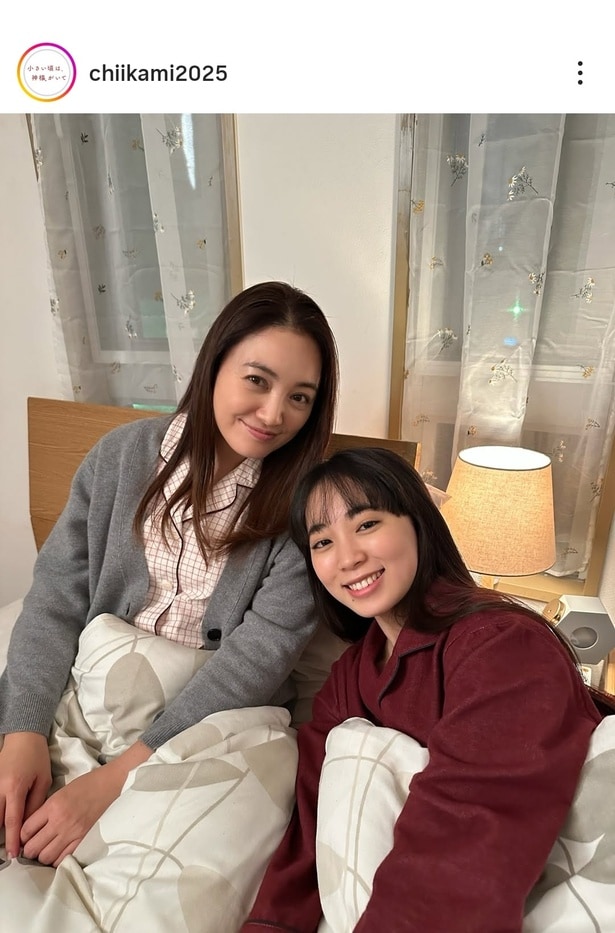 【写真】仲間由紀恵＆近藤華、パジャマ姿で笑顔の親子役ツーショット