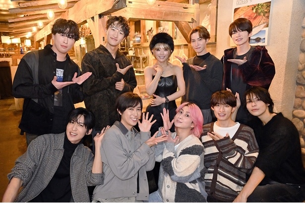 Snow Manが浜崎あゆみと居酒屋で本音トーク　「心はぶっ壊れていた」と語る平成時代の苦悩も＜それスノ＞