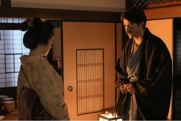 ヘブン(トミー・バストウ)は子どものようにトキ(高石あかり)に怪談を求める＜ばけばけ＞