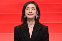 天海祐希&玉山鉄二、笑顔で肩寄せ合う仲良しオフショットに「カッコイイお2人」の声＜緊急取調室＞