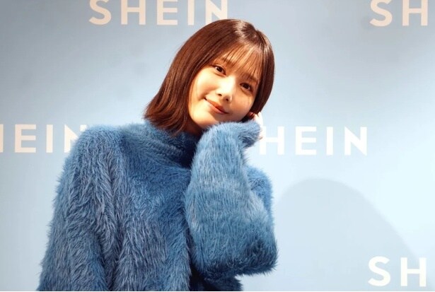 本田翼、クリスマスムードの“プラダ・コーデ”でエレガント・スタイルな美脚姿に「無敵」「キレイ」の声