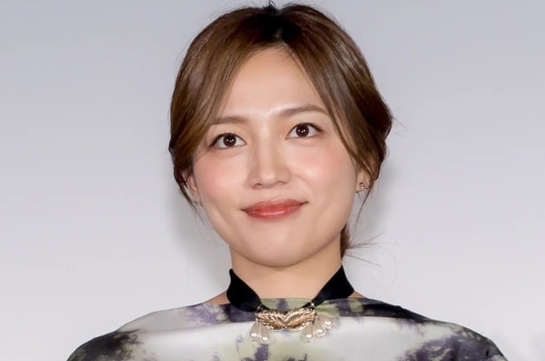 大人の色香漂う表情…川口春奈、“ボディ・ライン”際立つネイビーのワンピ姿に「大人度アップした」の声