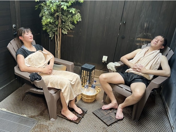 ととのいまくってリラックスするサバンナ高橋と角田夏実選手