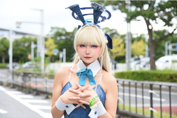 バニーガール衣装の「ブルアカ」コスプレイヤー「自肌に近い色味のタイツで足をきれいに見せることを意識」＜TGS2025＞
