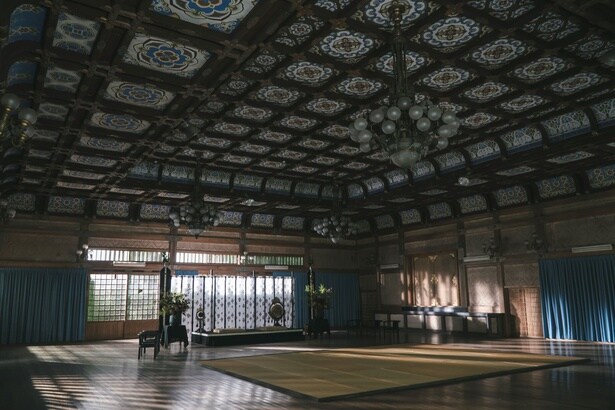 永瀬廉“玲夜”が暮らす鬼龍院家の重厚な屋敷に圧巻