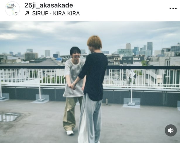 【写真】駒木根葵汰＆新原泰佑の手つなぎショット、向かい合い楽しそうな2人