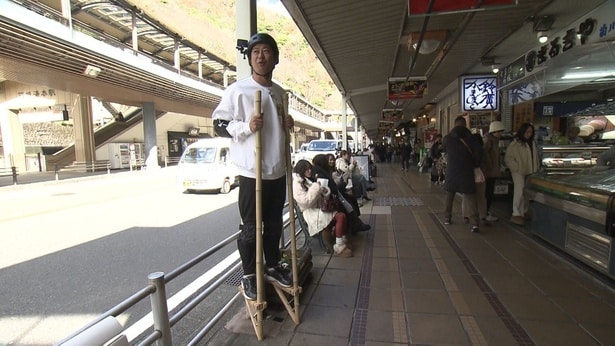 商店街でたたずむ竹馬男…