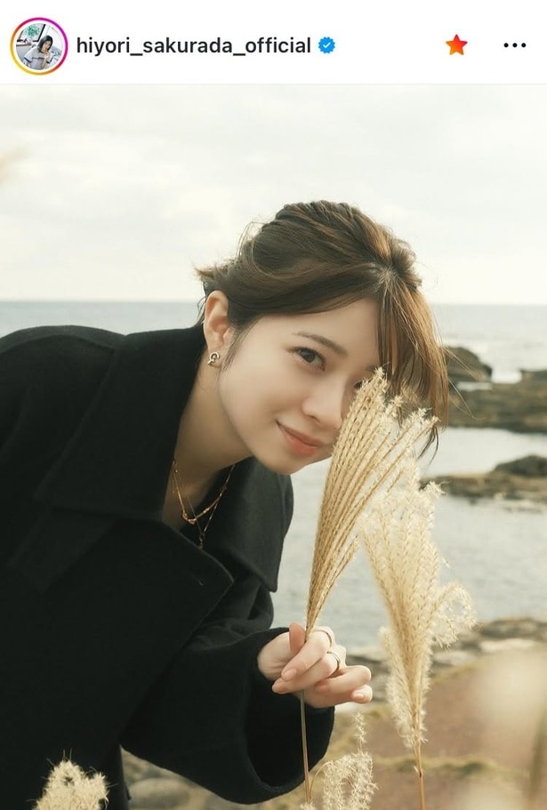 【写真】桜田ひより、黒コート姿ですすきを手にする美顔輝く透明感抜群のフォト