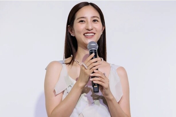 堀田茜、チャーミングなコーデでスカートから伸びるニーハイの美脚姿に「笑顔がイイ」「綺麗」と反響