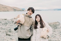 福士蒼汰×福原遥、ニュージーランドで見せた“無邪気な笑顔”　メイキング＆オフショット公開＜楓＞