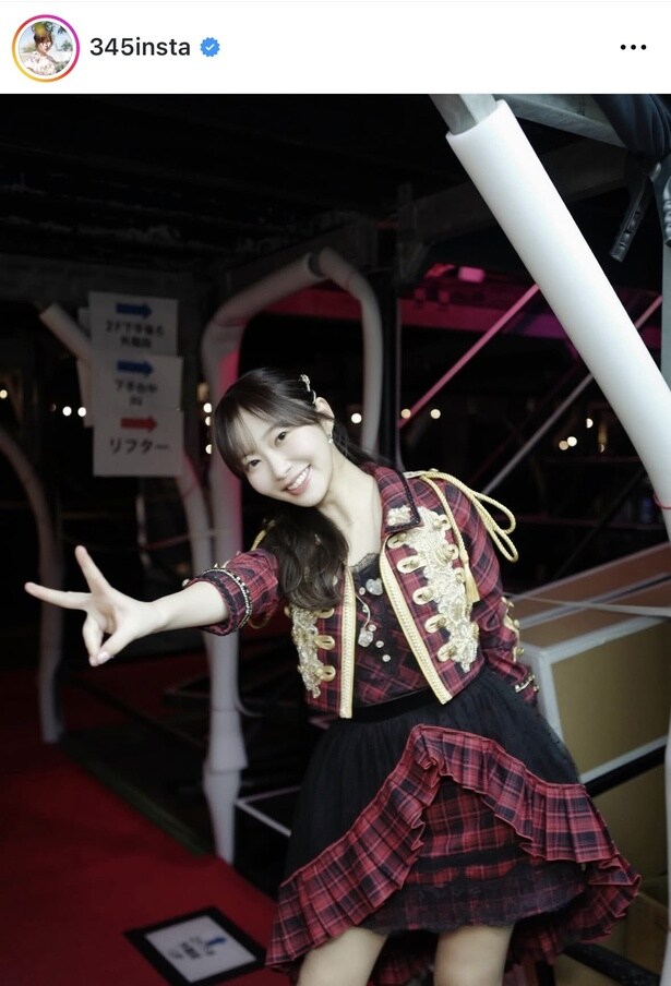 指原莉乃“王道”赤チェックのミニスカ衣装でピース「やっぱり脚きれい