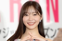 指原莉乃“王道”赤チェックのミニスカ衣装でピース「やっぱり脚きれい〜！」「アイドル莉乃ちゃん最強」の声
