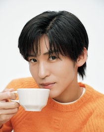 Snow Man目黒蓮、“めめの朝”をイメージした姿を「ESSE」で披露　「夜はいつも一緒に」愛犬への思いも吐露