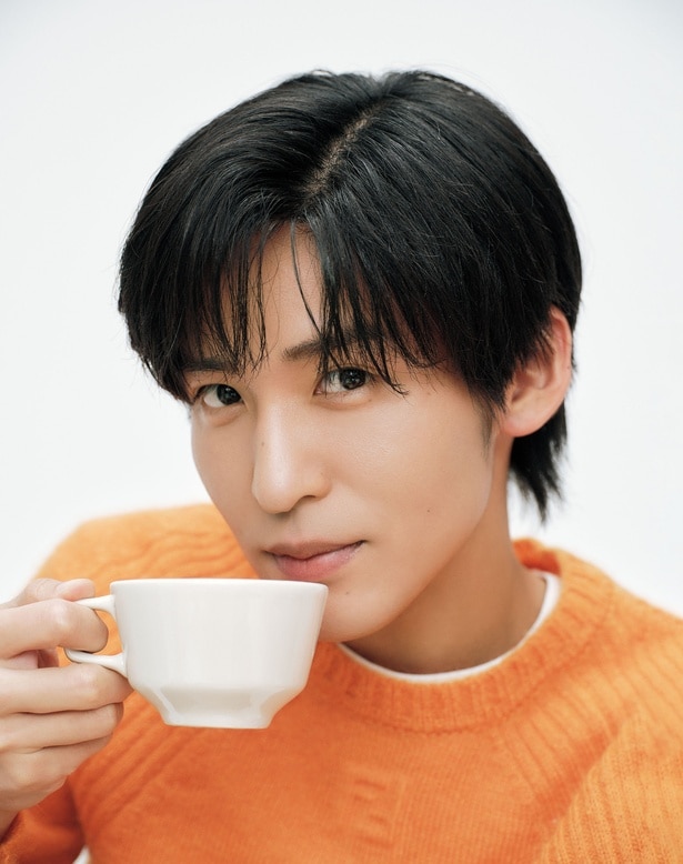 Snow Man目黒蓮、“めめの朝”をイメージした姿を「ESSE」で披露　「夜はいつも一緒に」愛犬への思いも吐露