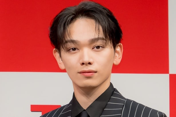 宮世琉弥、紺色スクラブの看護師姿の自撮りに「スクラブ×サラスト最高」「かっこよすぎて涙が…」の声＜ヤンドク！＞