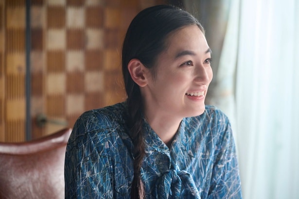 八木莉可子、“たおやかでチャーミング”なヒロインを熱演<森英恵 Butterfly beyond>