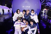 NAZEが「青の洞窟」イルミの下でドラマ劇中歌をパフォーマンス　中村倫也のお茶目な一面も告白＜DREAM STAGE＞