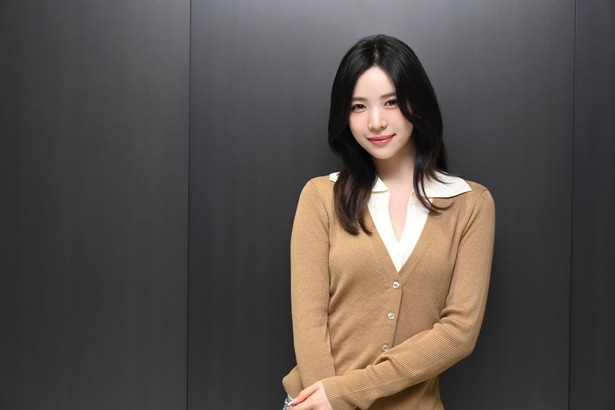 【写真】初の絵本『まっしろなちょうちょ』を刊行するMAYA。 